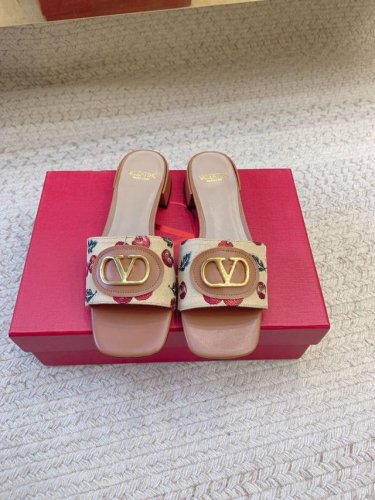 valentio*Ss25新款樱花图案提花拖鞋 原版套楦 顶级品质 材质 鞋面 进口定制面料 垫脚 进口羊皮 大底 真皮大底 跟高 2Cm 5Cm 码数 35-