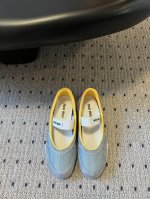 代购级 Miu Miu 25ss 春夏新款走秀MiuMiu 休闲鞋玛丽珍布鞋秀场工艺来自Miu Miu系列的细节特写 新季的潮流要素一与此刻挚爱的概念，多元对撞