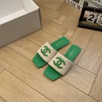 CHANE* ｜小香25C早春针织双C方头平底拖鞋好穿又出片的度假风凉拖经典织面双C设计真的很精致上脚超级显白 少女们的标配 时髦的小姐姐 必须人手必备。面料采