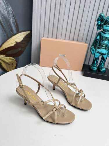 工厂 2024 新款新品 MIU MIU 全新超美装饰搭配,时尚淑女气质十足 双色拼接 又不乏美艳色彩,外侧附带弹力象巾 上脚非常方便意大利引进的原版楦头是最新