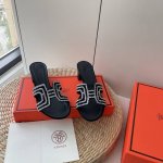 橙子出厂价p hermes 爱马仕 夏季经典粗跟H拖鞋 旅游度假沙滩凉拖 面料 水钻 跟高 4.5Cm 码数 35-42