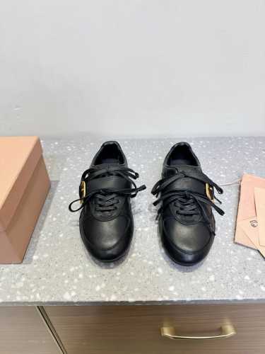 有扣 Miu Miu 缪缪 25Ss春夏新款 复古 阿甘鞋 德训鞋 休闲鞋 秀场工艺来自Miu Miu系列的细节特写 新季的潮流要素一 与此刻挚爱的概念，多元对