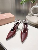 出厂价p Miumiu2025新款后空凉鞋系列时尚洋气 夏日清凉标配 面料材质 .羊皮+蝴蝶结元素搭配 垫脚羊皮里 意大利进口真皮大底 码数: 34-41 34