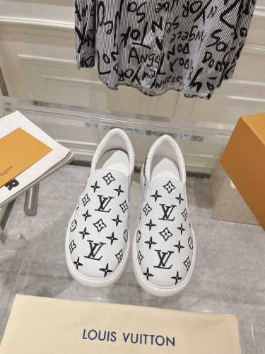 出厂 # LV路易威登新款懒人一脚蹬 乐福鞋 极简穿搭 舒适自然 像是踩在棉花上的Pacific 里外全牛皮柔软细腻，云端感超回弹大底，男神挚爱的经典配色，完美