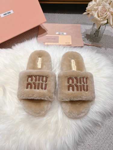 跑量款 miumiu*爆款毛拖 顶级直毛 杏色 2024新毛毛鞋 顶级品质 全新冰岛羊羔毛，双层皮毛一体鞋面舒适柔软，利落线条勾勒别致廓形，挥洒自信时髦。温柔配