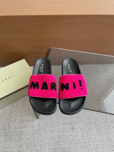 Marni 夏季新款 情侣鞋 凉拖鞋 夏天该有的气息 一字拖必备单品百搭款谁穿谁美，夏日最耀眼超完美的细节 绝不辜负你们的期待！鞋面 进口羊毛 跟高平底 鞋底