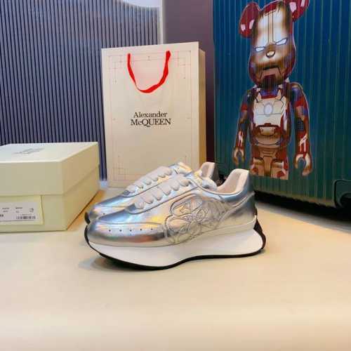 上新啦！ Alexander Mcqueen 亚历山大麦昆 新款 阔型运动休闲鞋新色！ 后尾十拼色真的是太有特色太好看了，一眼爱！顶级版本！ 春夏秋冬一年又一年