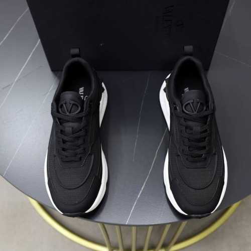 VALENTINO 华伦天奴 2024s男士最新低帮厚底运动鞋出货 重工打造，男士精品休闲运动鞋，气质百搭款 采用小牛皮拼接织物网眼鞋面，橡胶线条点缀几何分割鞋