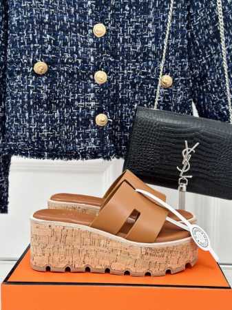 厂价 HermèS 爱马仕经典H厚底拖鞋 依旧是永恒经典的H造型 极约复古的设计 浓厚的异域风情 厚底在拉长腿方面真的Yyds 百搭舒适 上脚秒变大长腿！ 面料 - 点击图像关闭