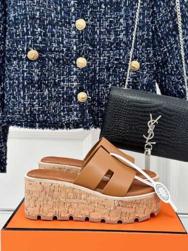 厂价 HermèS 爱马仕经典H厚底拖鞋 依旧是永恒经典的H造型 极约复古的设计 浓厚的异域风情 厚底在拉长腿方面真的Yyds 百搭舒适 上脚秒变大长腿！ 面料