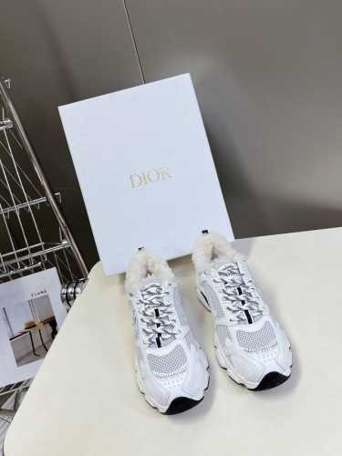 Dior迪奥Chrono系列运动鞋出毛里了 这款Dior chrono运动鞋延续经久不衰的轮廓，采用网纱精心制作，所以上脚会特别的舒服哦 饰以CD特殊工艺log