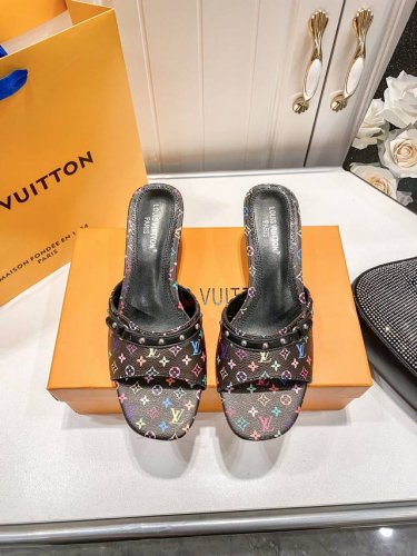 出厂： Louis Vuitton 路易威登 春夏新款 Lv白三彩跟拖鞋 高跟拖 露趾细跟凉拖 单宁色搭配的棕色皮质，也太出彩了！ 刚刚好的小猫跟，性感舒适，拉