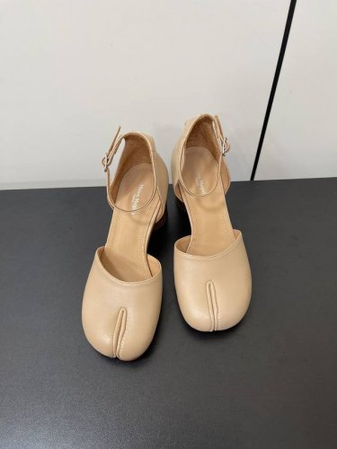 P380Maisonmargiela｜Mm6马吉拉复古脚环扣带中空高跟分趾凉鞋 刻着“时髦”两字的猪蹄分趾鞋 这次在原来的基础上又做了升级 分趾开衩位置真的是考