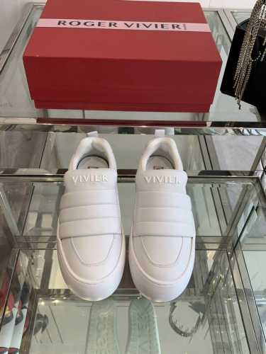 Rogervivier RV 2024ss新款Viv Golf钻扣小白鞋 面包鞋 梦中情鞋RV钻扣小白鞋！轻运动风潮来袭，简便运动鞋以鞋底花型图案令人眼前一亮。