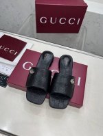 出厂价pp 女装女鞋 运动原单古驰双G拖鞋 时尚高端又个性十足的一款 上脚很稳舒适又耐穿 日常搭配方便又独特 夏日必备经典款 鞋面采用Gucci 3D压花 真皮