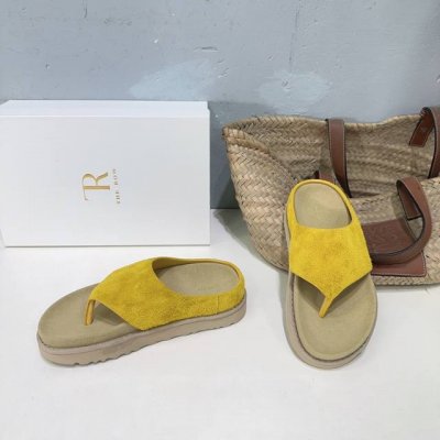 高品质出厂 ！小众潮牌The Row 25春夏简易平底水台厚底人字拖鞋！ 春夏舒适自在的简约感穿搭 夹脚采用罗缎棉质制成，并配有纹理感鞋床和轻质橡胶鞋底。 通过