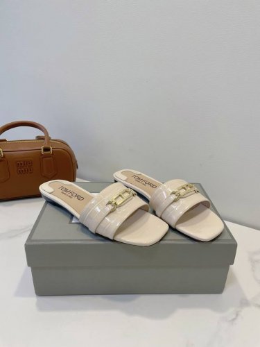 tom Ford 汤姆福特 美国高端品牌以奢华 性感和现代的设计风格著称 注重细节与高品质材料 吸引高收入人士 名流及追求品质与个性化的高贵群体 多种款型 圆头