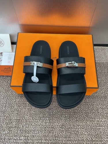 工厂p价p 仅男码 爱马仕 Hermes 2025春夏新款 Jackson 男鞋 H家经典Kelly扣厚底拼色圆头露趾懒人沙滩凉拖鞋 材质：进口羊猄皮 小牛皮+