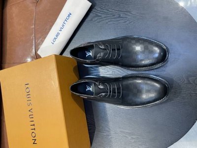 l家 Size:39-44 38.45定做 原单Lv官网男士休闲皮鞋，顶级原单复刻， -鞋面：牛皮工艺、纳帕牛皮、鞋身车缝品牌Logo -内里：牛皮，垫脚；水染