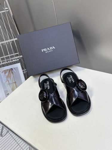 prada 普拉达春夏季最新款交叉复古凉鞋 超多网红时尚博主种草 春夏必备 小粗跟特别稳，真的是好穿又好看 搭配个袜子穿，无敌好看！鞋面开边珠擦色牛皮 内里小牛