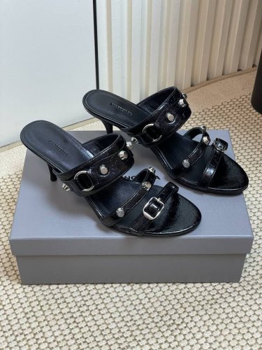 25Ss春夏新款Balenciaga金属铆钉机车朋克风高跟拖鞋 辣妹必备这双Cagole拖鞋鞋型是淑女拖鞋上面的铆钉又超级朋克街头简直太别致了 Ins爆款 甜酷