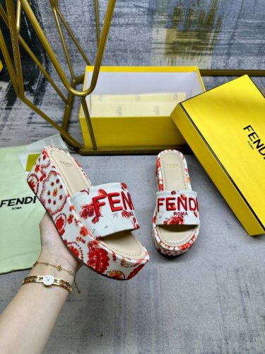 工厂p价 女装女鞋 运动原单 Fendi最新爆款宽带厚底拖鞋 米白色牛仔布材质 饰有红色印花图案 同色皮革内底 红色Fendi纱线刺绣 35-42码