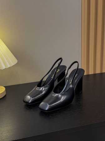 出厂价 25年新款上市走秀明星新品时尚潮流 PRADA 普拉达 方头高跟方跟粗跟凉鞋后空单鞋。能够完美的修饰脚型，让你的双脚看起来又纤细又修长，自带一种优雅和锐 - 点击图像关闭