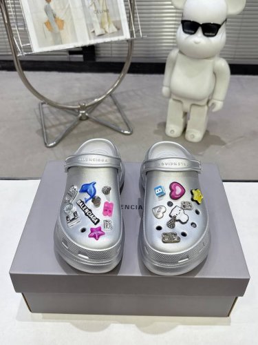 巴黎世家 X Crocs 的 洞洞鞋 Balenciaga 情侣款增高洞洞鞋 鞋面的Diy搭配真的很帅气 上脚特别轻便 码数35-39