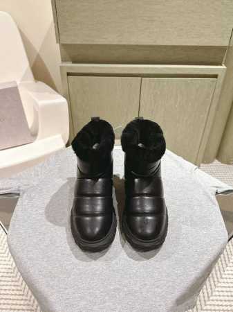 光面 白色带钻 Jimmy Choo*最新休闲雪地靴，专柜主打系列！代购级别！面料选用原版一致牛皮烫钻柳丁工艺，搭配jc元素的珍珠刺绣襄钻工艺，绝绝子的系列组合 - 点击图像关闭
