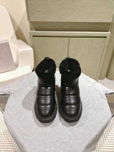 光面 白色带钻 Jimmy Choo*最新休闲雪地靴，专柜主打系列！代购级别！面料选用原版一致牛皮烫钻柳丁工艺，搭配jc元素的珍珠刺绣襄钻工艺，绝绝子的系列组合