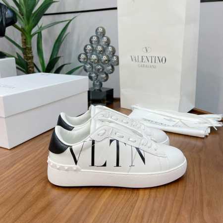独家顶级版本 长期做货 VALENTINO华伦天奴最新时装周走秀 情侣经典小白鞋 网红名星同款一比一独家私模，重磅来袭，经典款最具特色的3D打印工艺，面料采用丝 - 点击图像关闭