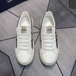 2025最新升级版Dio R 采用牛皮精心制作 饰以 Oblique 印花 搭配饰以 Dior 标志的鞋舌 侧面Logo 霸气十足 橡胶耐磨原版大底 休闲造型增