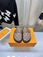 2024新春LV Cosy 穆勒鞋。 俏皮可爱加复古 采用柔软羊毛重新诠释，并饰有标志性的Monogram 图案。可调节绒面小牛皮肩带饰有金色细节，饰有品牌首字