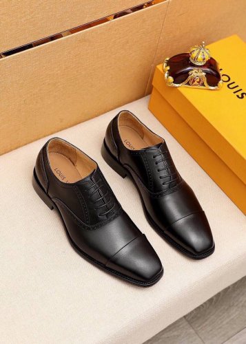 商品商标：Louis Vuitton 路易威登 商务皮鞋 正码码数: 38-44 45.46.47订制 商品材料：精选 进口头小牛皮鞋面，进口头层牛皮内里。强烈