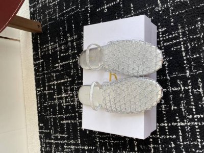 代购级 the Row 25Ss 经典芭蕾舞半拖 编织面拖鞋新品 以芭蕾的灵动意韵融于日常 以现代笔触刻画舞鞋经典轮廓 从经典日式鞋履汲取灵感 圆润五金点缀于鞋