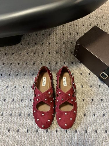 独家新品 Alaia 25 走秀款平底芭蕾舞单鞋 颜色众多 新品一直出 兜兜转转还得是Alaia 极致的舒适和百搭 交叉带的设计有种芭蕾舞的感觉 章小蕙同款 甜