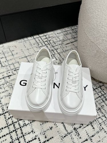 390 #情侣款 Givenchy 纪梵希 24 新款 City系列情侣款厚底 帆布鞋 休闲 运动鞋 原版购入开发做货 此款纪梵希帆布鞋，采用棉质帆布和皮革拼接