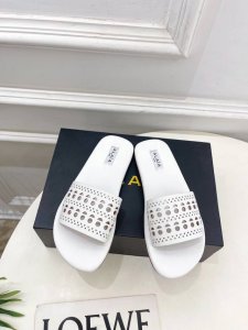 alaa 阿莱亚25Ss春夏新品 镂空平底懒人拖鞋 Alaa作为这两年最受欢迎的鬼才设计师品牌，设计简单、奢华的质感让你爱不释手 不想满大街撞款的可以看看这个品