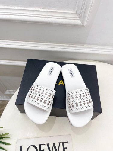 alaa 阿莱亚25Ss春夏新品 镂空平底懒人拖鞋 Alaa作为这两年最受欢迎的鬼才设计师品牌，设计简单、奢华的质感让你爱不释手 不想满大街撞款的可以看看这个品
