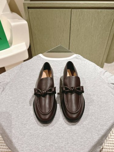 Bottega Venet* 皮质编扣 女士Astaire乐福鞋 原版一比一做法 一致五金 当今流行的又一趋势 天花板啦 3色百搭 精致平底 包裹面料 同色跟皮
