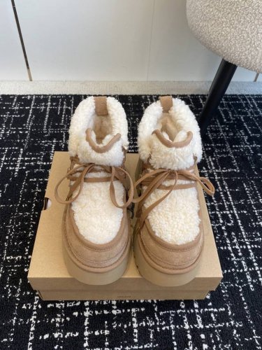 代购级 UGG 油叽叽 经典款 厚底 坡跟 系带短靴 毛靴 原版购入开发 做货 UGG这款高跟雪地靴真的打破了传统以来厚底靴的风格 太有设计个性了，深得少女心啊