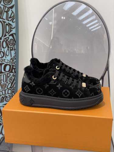 Lv fw24 new arrival～ lv2024秋冬厚底运动鞋新品 经典麂皮面厚底运动鞋搭配羔羊毛元素， 牛反绒皮压印老花logo，清晰立体 辨识度 这真