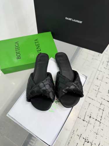 bottega Venetabv Blink系列纽结编织饰带平底拖鞋！Ins、小红书巨多网红明星上身！真的太美了高级穿着又仙女，简约时髦又有设计感而且非常非常好