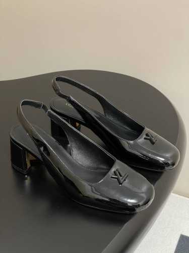 25Ss早春新款Louis Vuitton Lv Swing 高跟鞋最火最新金属跟玛丽珍后空粗跟凉鞋字母标高跟单鞋 选用柔软 皮革塑造易于穿脱的设计，以利落线条