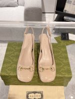 Gucci 女士马衔扣后系带凉鞋 这款浅口鞋甄选漆皮打造，匠心融蕴经典马衔扣造型配件。圆头和可调节脚踝搭扣设计相得益彰，演绎学院风格。 原版定制漆皮 内里定制羊