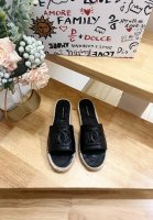 dolce&Gabbnna杜嘉.班纳D&G麻底拖鞋渔夫鞋Dg的风格真是越来越时尚了，超美的镂空设计，让人一眼就爱上它清凉一夏感觉鞋面是进口纯羊皮，非常精美内里绵