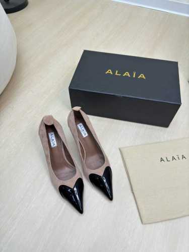 系列高跟单鞋 平底Alaia 拖鞋来自巴黎 一见倾心 网 藕粉色配黑高级 经典 阿莱娅还有另外性感的一面 配上不同款式，不同风格都能轻松驾驭，无论牛仔裤，西装裤
