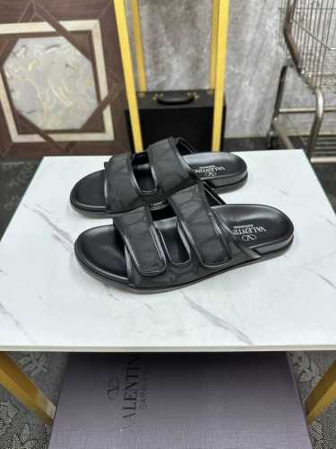实价 。情侣款 Valentino-华伦天奴 夏季拖鞋，鞋垫采用高弹乳胶铺垫，好看耐穿、潮流指数一直都是、绅士款、超级舒适好穿 配原版包装码数：35-44 45