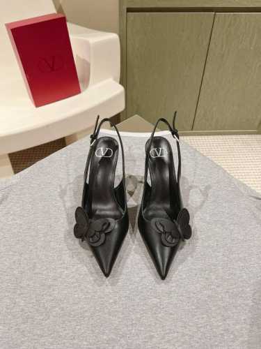 四季百搭系列！你的鞋柜缺一双吧？ 代购级别！ Valentino 整个系列台资工厂出品！进出专柜无压力！Rockstud 华伦天奴铆钉漆皮芭蕾舞平底鞋 One
