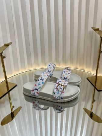 LV 路易威登 春夏新品 最新走秀款厚底凉鞋 香港原版购入一比一开模 今年的款式比去年增加了新原素 显得更为大牌 皮面 老花料 丹宁布印花 内里垫脚全羊皮 原版 - 点击图像关闭